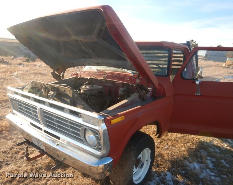 image for item HQ9557 1973 Ford F110  flatbed pickup truck