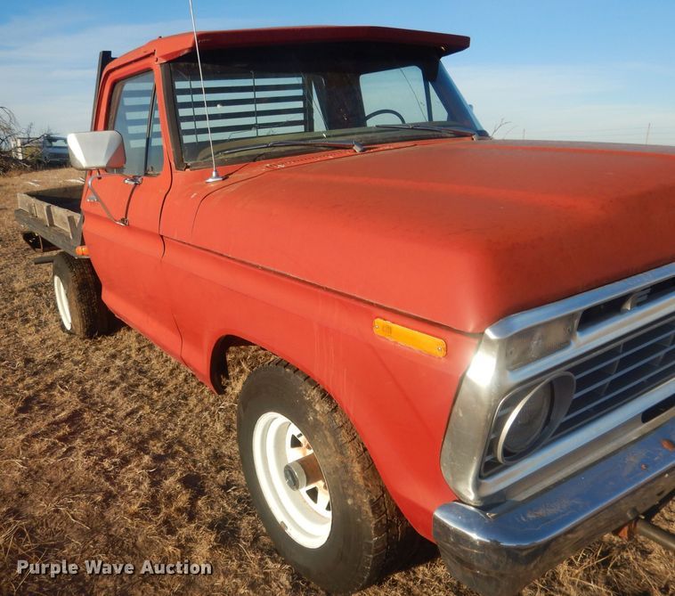 image for item HQ9557 1973 Ford F110  flatbed pickup truck