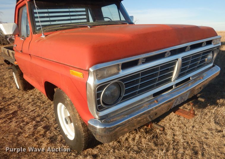 image for item HQ9557 1973 Ford F110  flatbed pickup truck