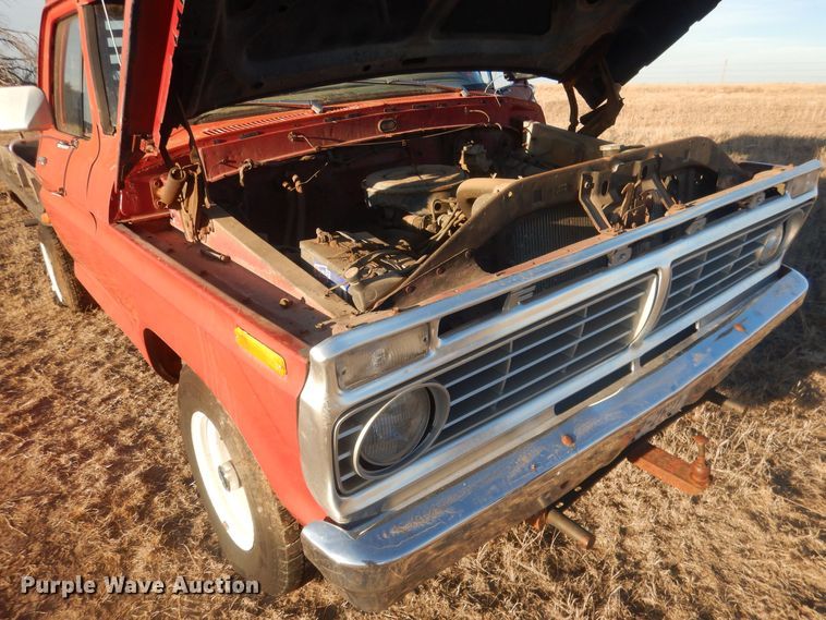 image for item HQ9557 1973 Ford F110  flatbed pickup truck