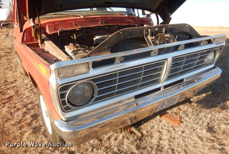 image for item HQ9557 1973 Ford F110  flatbed pickup truck