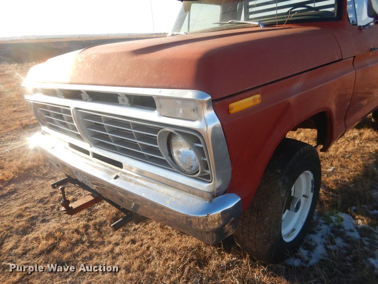 image for item HQ9557 1973 Ford F110  flatbed pickup truck