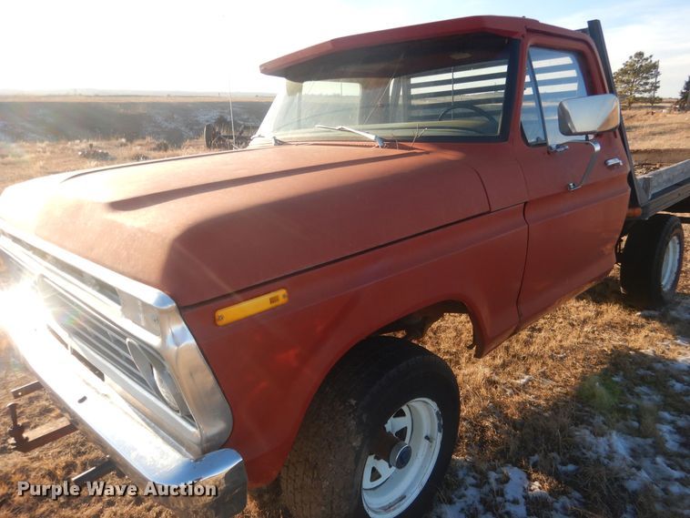 image for item HQ9557 1973 Ford F110  flatbed pickup truck