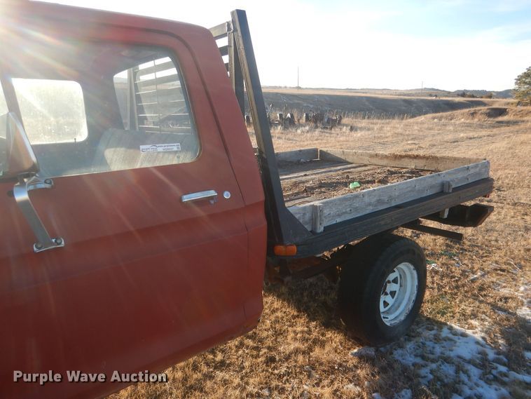 image for item HQ9557 1973 Ford F110  flatbed pickup truck