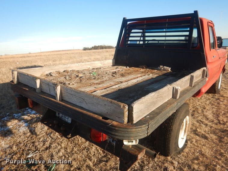 image for item HQ9557 1973 Ford F110  flatbed pickup truck