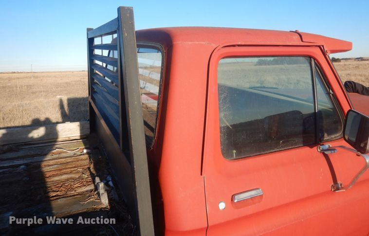 image for item HQ9557 1973 Ford F110  flatbed pickup truck