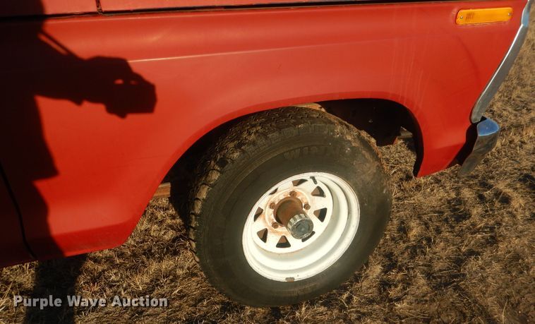 image for item HQ9557 1973 Ford F110  flatbed pickup truck