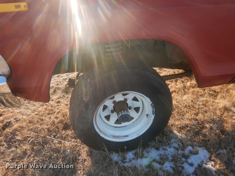 image for item HQ9557 1973 Ford F110  flatbed pickup truck