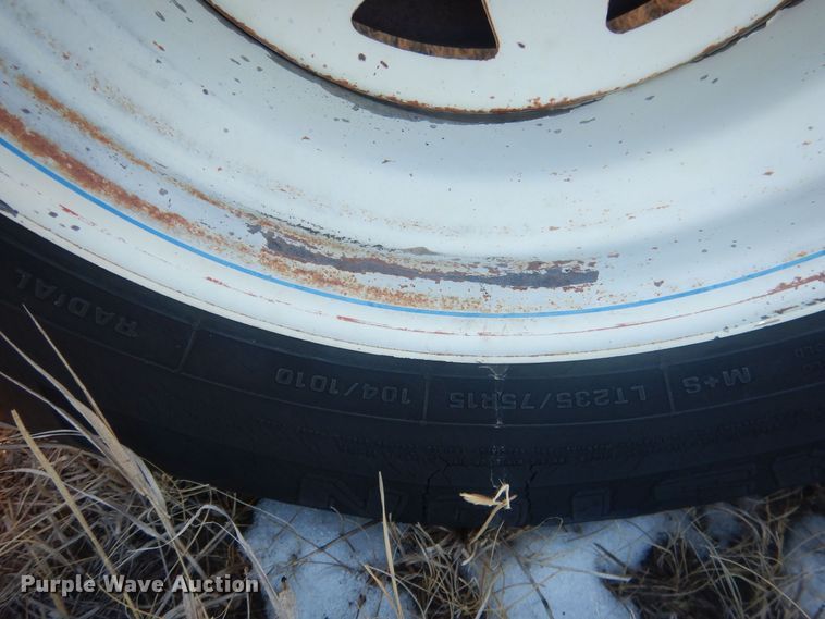 image for item HQ9557 1973 Ford F110  flatbed pickup truck