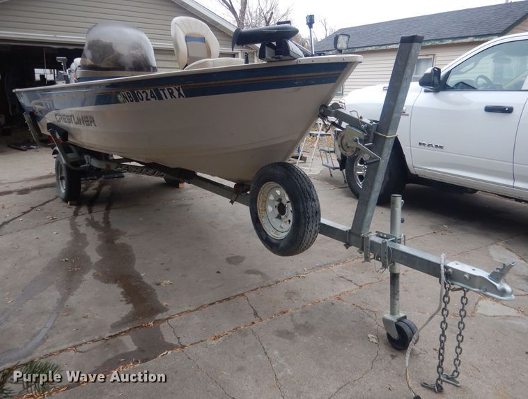 image for item HU9460 2001 Crestliner Angler  boat