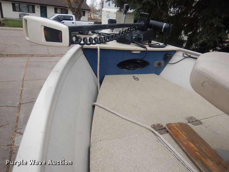 image for item HU9460 2001 Crestliner Angler  boat