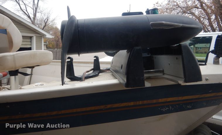 image for item HU9460 2001 Crestliner Angler  boat