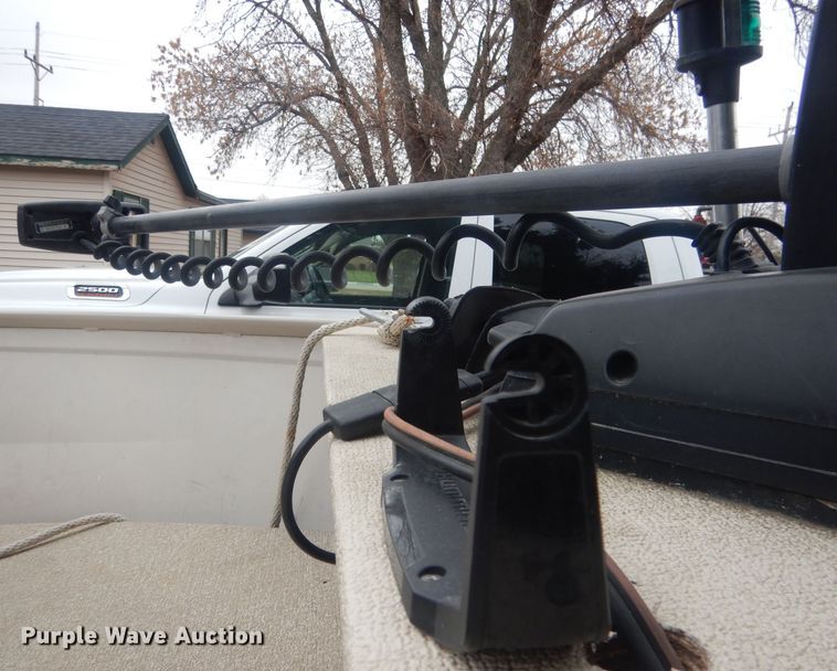 image for item HU9460 2001 Crestliner Angler  boat