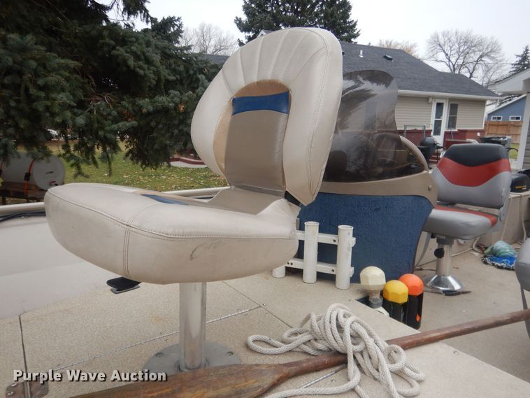 image for item HU9460 2001 Crestliner Angler  boat