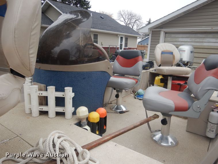 image for item HU9460 2001 Crestliner Angler  boat