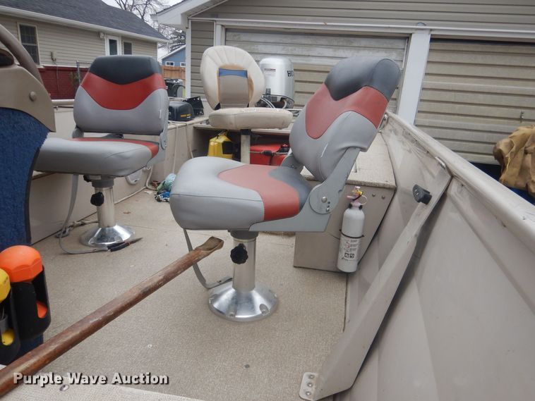 image for item HU9460 2001 Crestliner Angler  boat