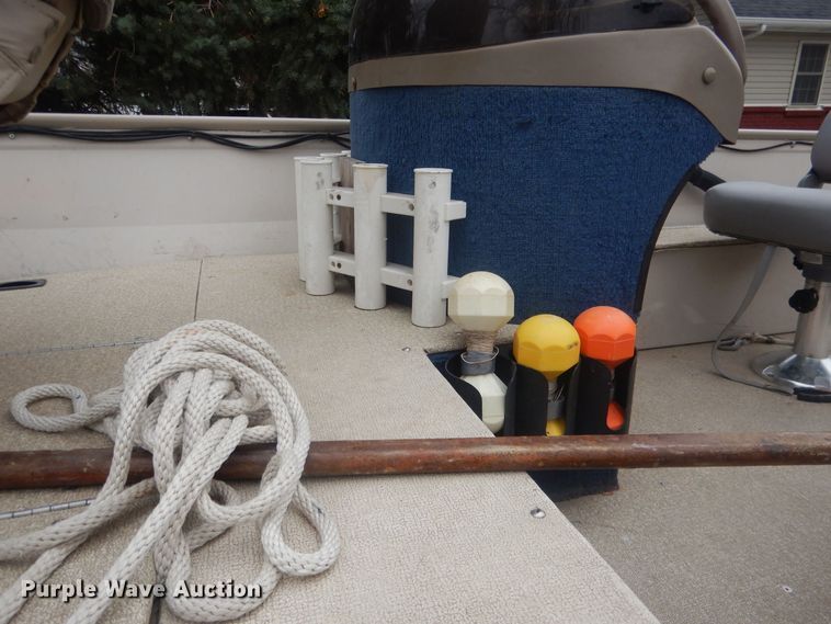 image for item HU9460 2001 Crestliner Angler  boat