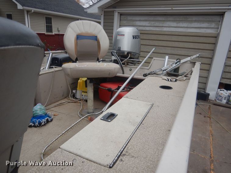 image for item HU9460 2001 Crestliner Angler  boat