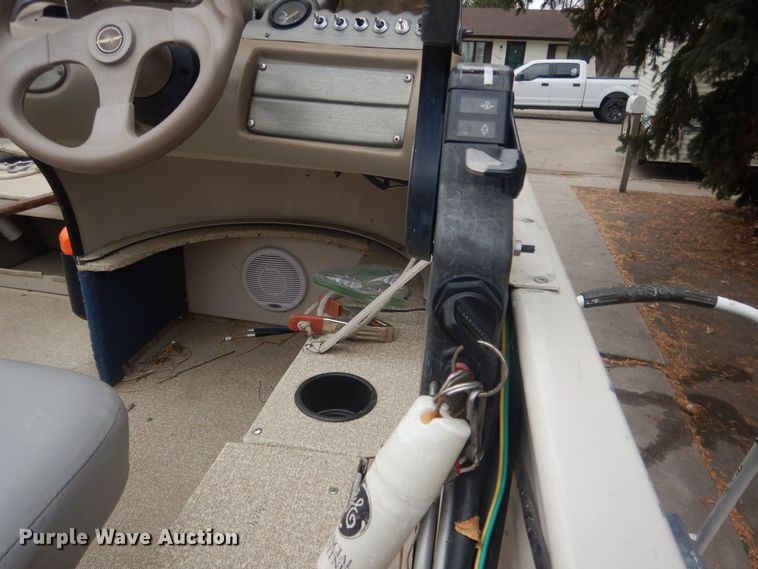 image for item HU9460 2001 Crestliner Angler  boat