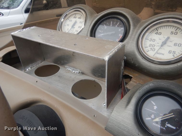 image for item HU9460 2001 Crestliner Angler  boat