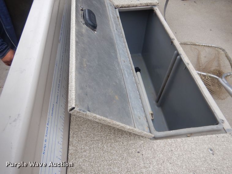 image for item HU9460 2001 Crestliner Angler  boat