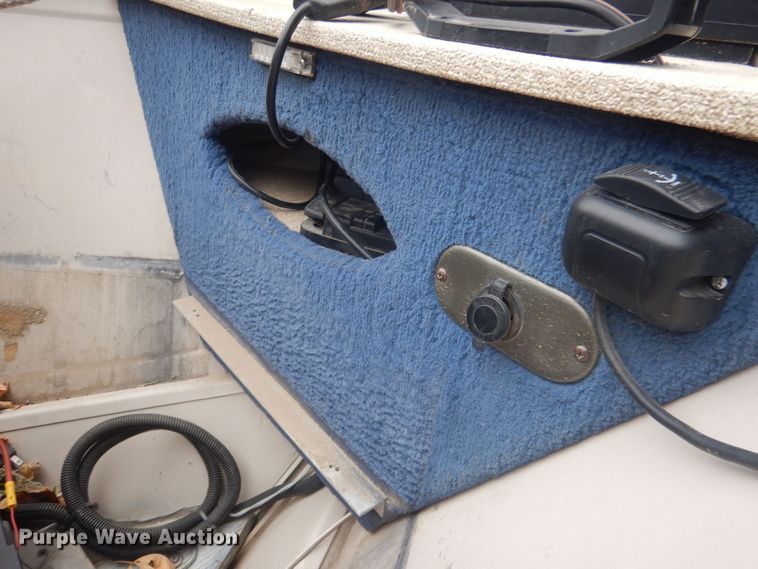 image for item HU9460 2001 Crestliner Angler  boat