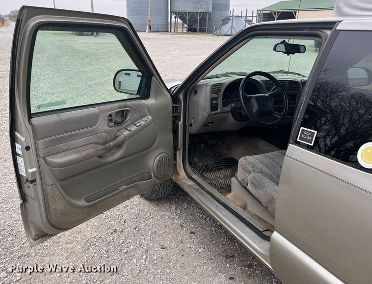 image for item ID9278 2000 GMC Sonoma  Ext. Cab pickup truck