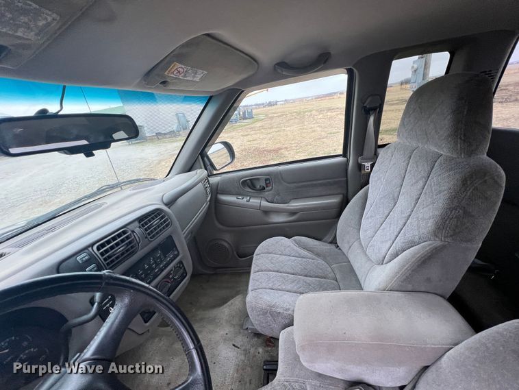 image for item ID9278 2000 GMC Sonoma  Ext. Cab pickup truck