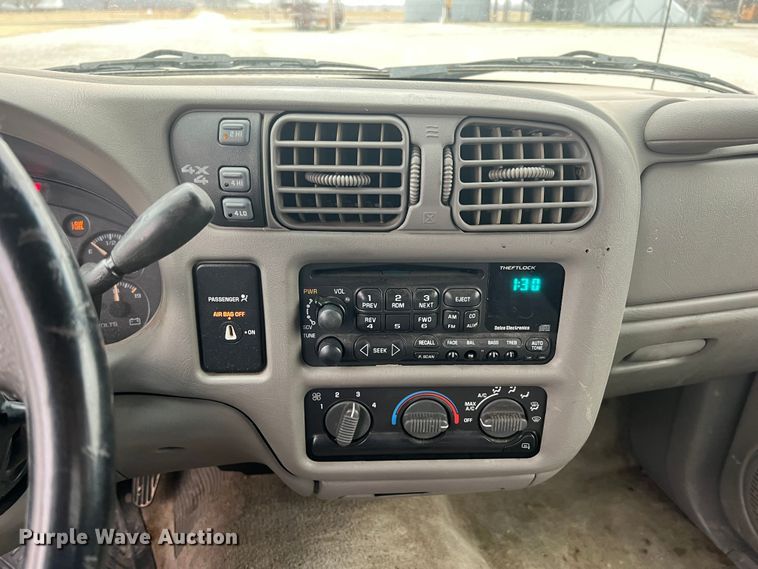 image for item ID9278 2000 GMC Sonoma  Ext. Cab pickup truck