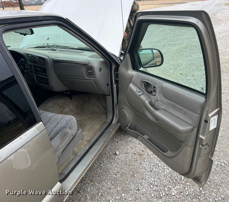 image for item ID9278 2000 GMC Sonoma  Ext. Cab pickup truck