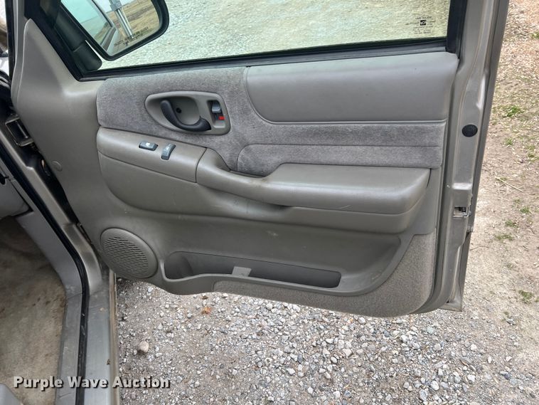 image for item ID9278 2000 GMC Sonoma  Ext. Cab pickup truck