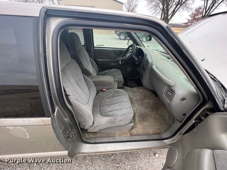 image for item ID9278 2000 GMC Sonoma  Ext. Cab pickup truck