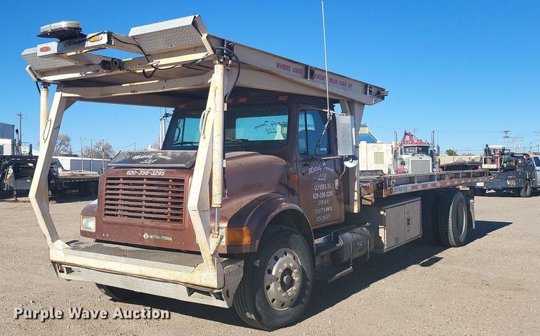 image for item IU9895 1992 International 4900  rollback truck