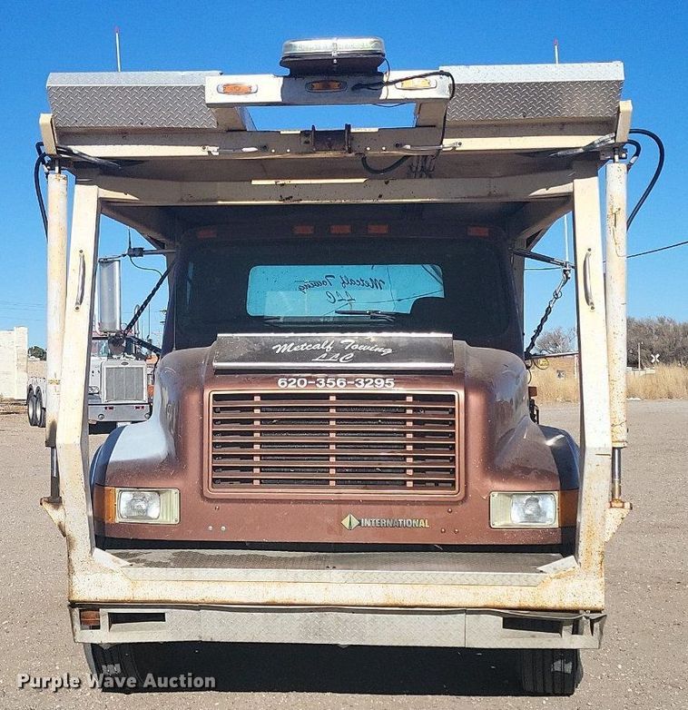 image for item IU9895 1992 International 4900  rollback truck