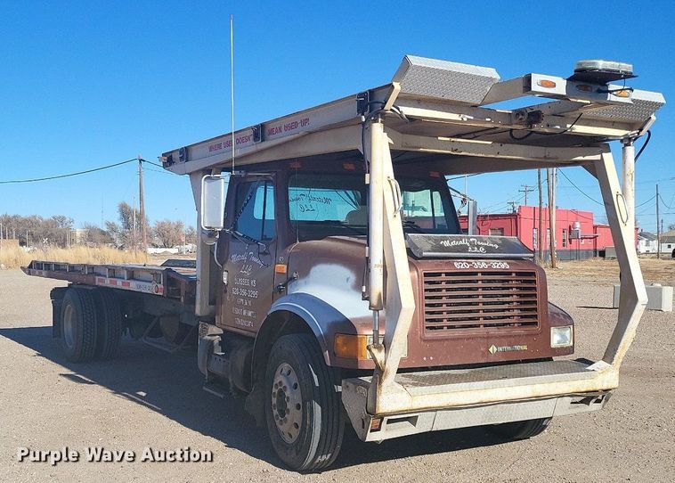 image for item IU9895 1992 International 4900  rollback truck
