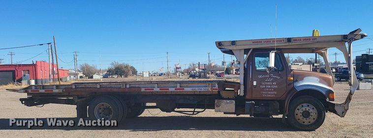 image for item IU9895 1992 International 4900  rollback truck