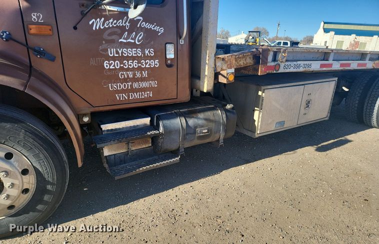 image for item IU9895 1992 International 4900  rollback truck