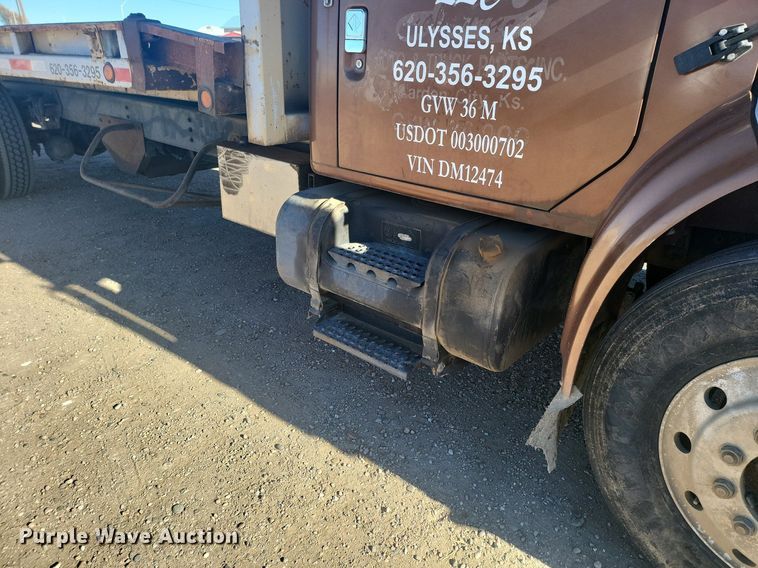 image for item IU9895 1992 International 4900  rollback truck