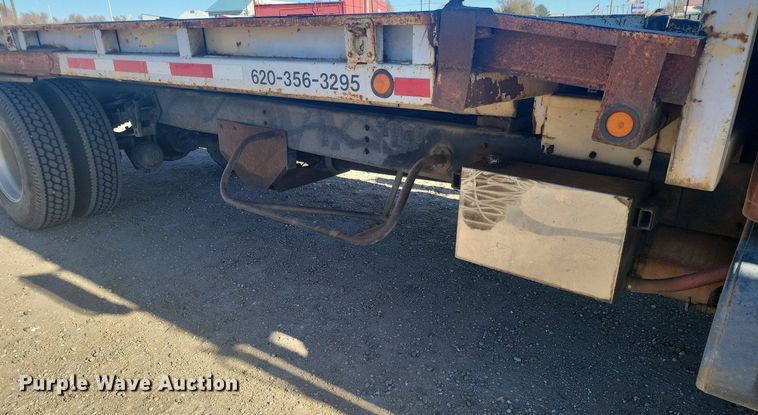 image for item IU9895 1992 International 4900  rollback truck