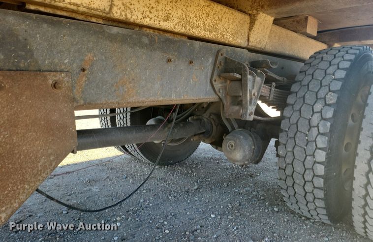 image for item IU9895 1992 International 4900  rollback truck