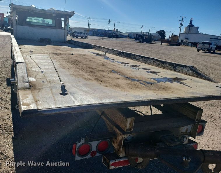 image for item IU9895 1992 International 4900  rollback truck