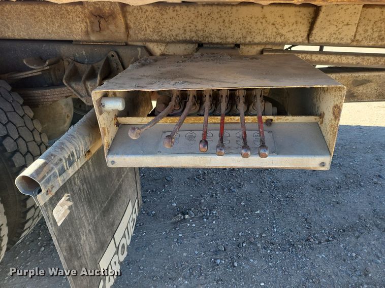 image for item IU9895 1992 International 4900  rollback truck