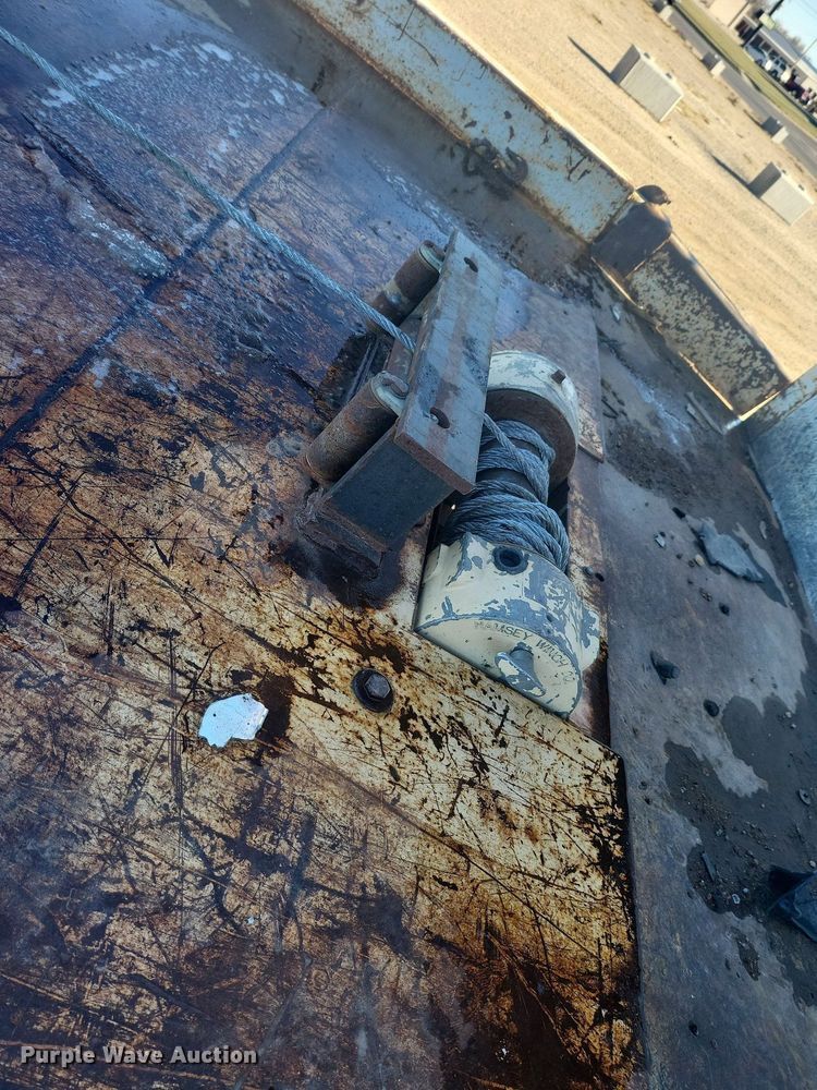 image for item IU9895 1992 International 4900  rollback truck