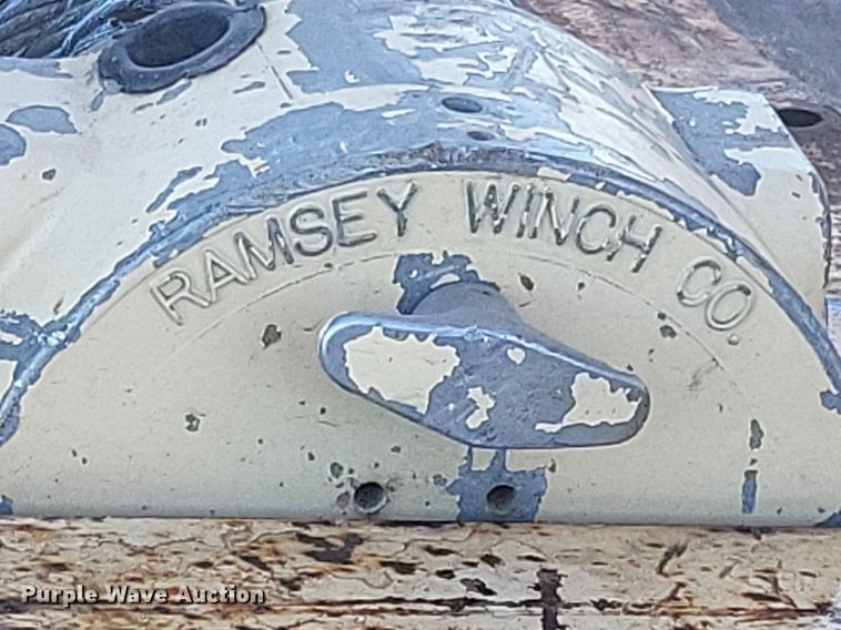 image for item IU9895 1992 International 4900  rollback truck