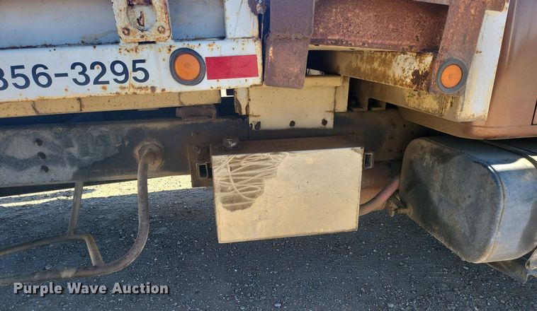 image for item IU9895 1992 International 4900  rollback truck