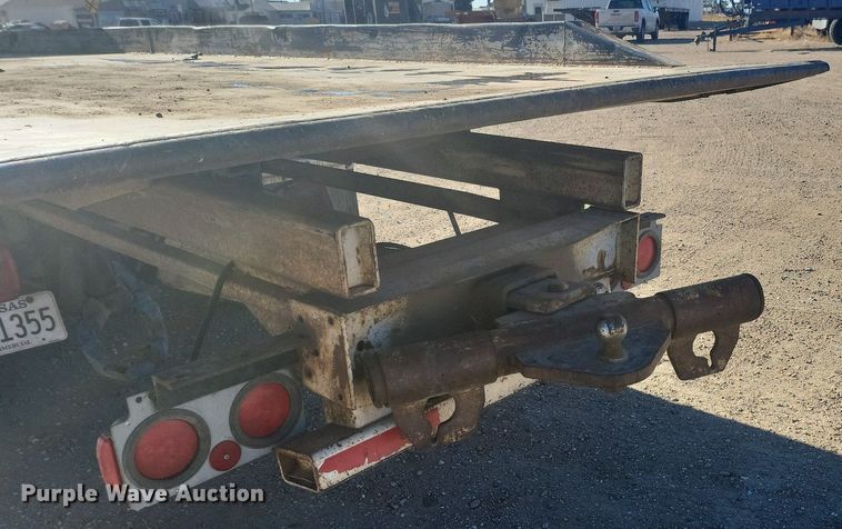 image for item IU9895 1992 International 4900  rollback truck