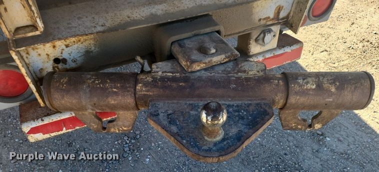 image for item IU9895 1992 International 4900  rollback truck