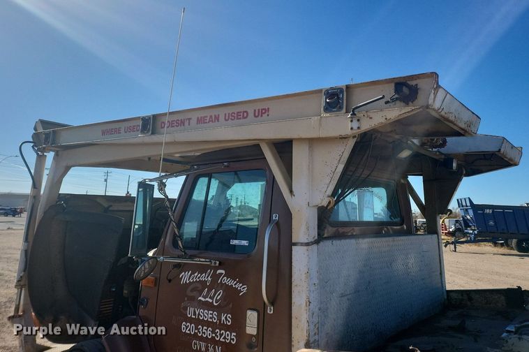 image for item IU9895 1992 International 4900  rollback truck