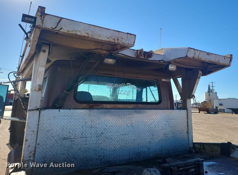 image for item IU9895 1992 International 4900  rollback truck