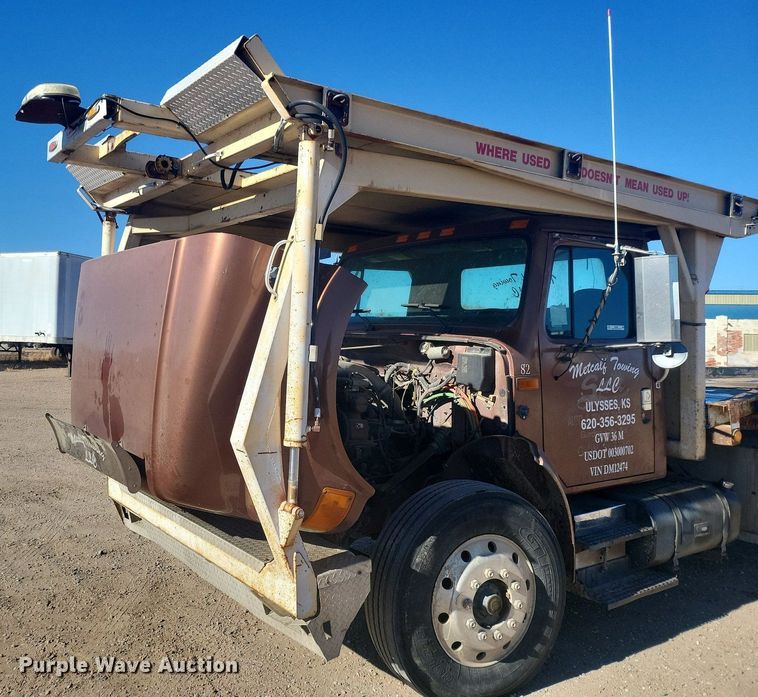 image for item IU9895 1992 International 4900  rollback truck